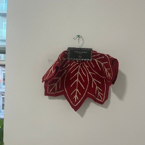 NEW Tahari Home Red Leaf Christmas Tree Skirt - Picture 6 of 6